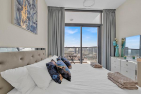 Stylish 2BR for 6 with King Beds, Pool, Gym in JVC